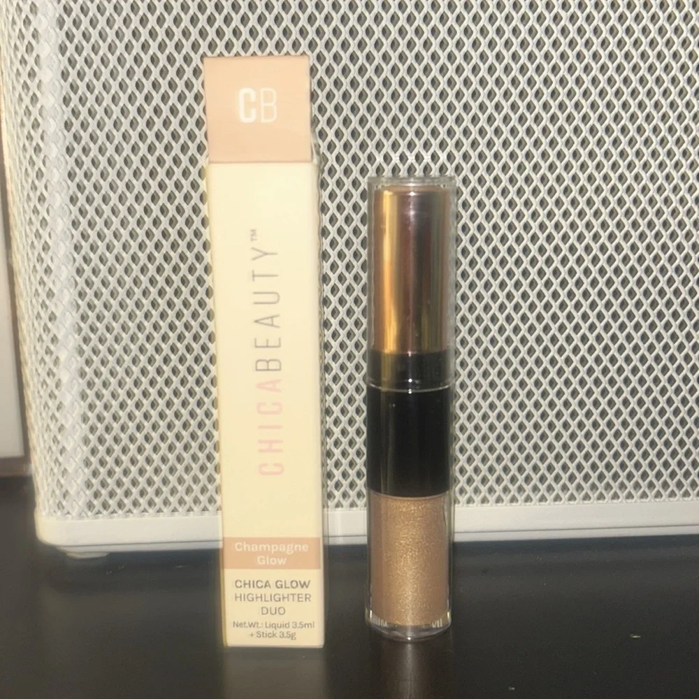 ChicaBeauty Champagne Glow Highlighter in CB